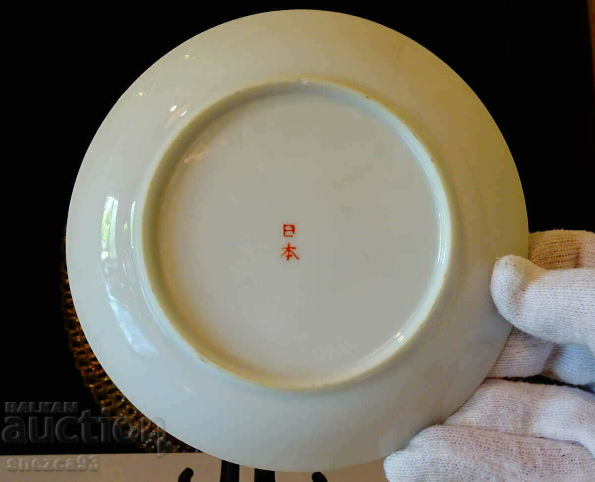 Auction Japanese porcelain plate 14 cm. Auction Japanese porcelain plate 14 cm.