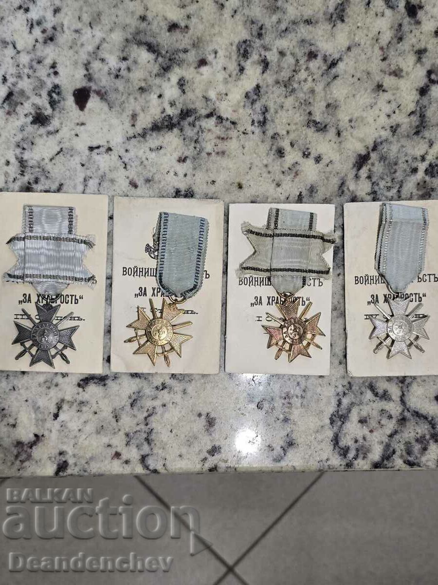 Πολλά στρατιωτικά μετάλλια για ανδρεία Πολλά στρατιωτικά μετάλλια για ανδρεία