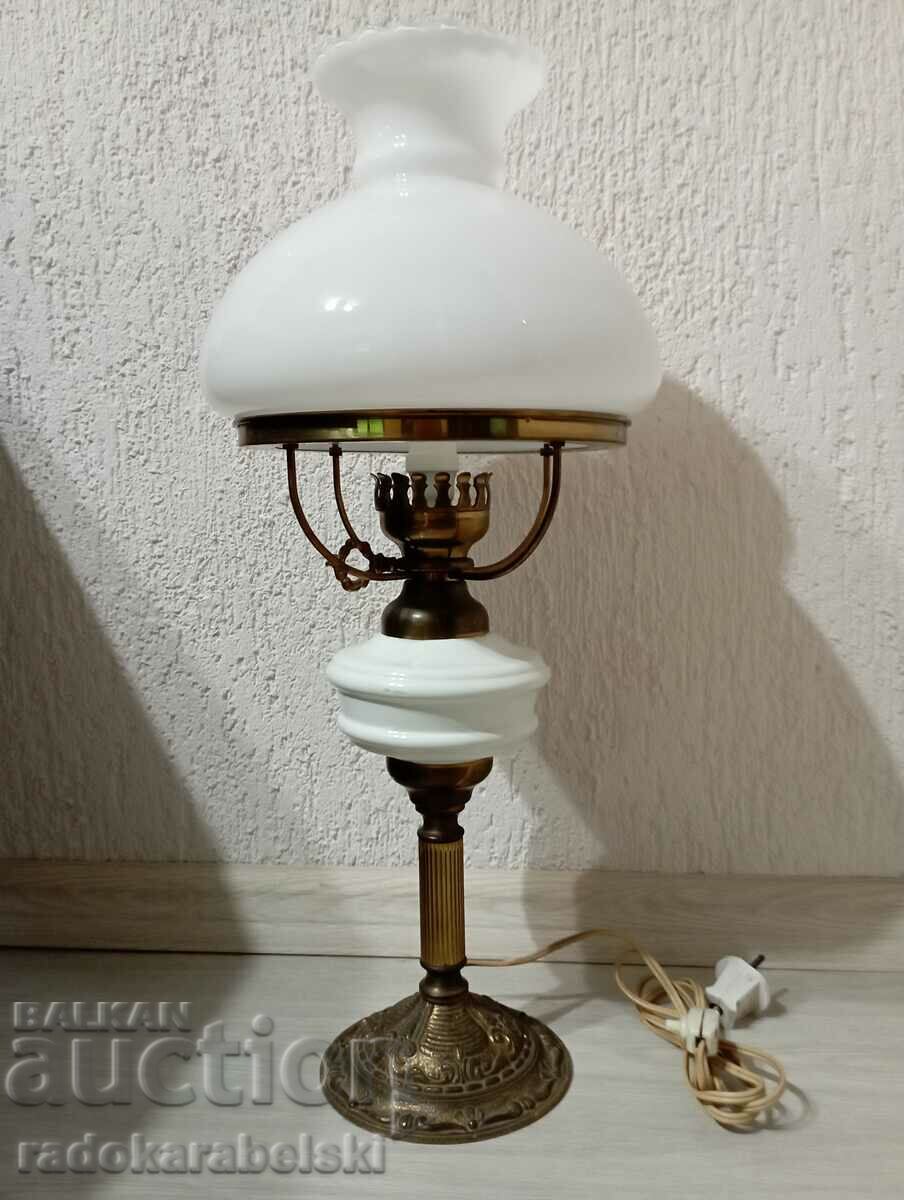 Lampa vintage cu abajur din sticla alba