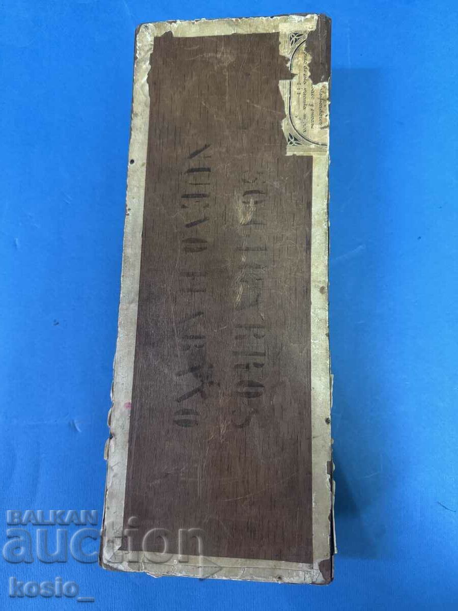 Auction An old cigar box Auction An old cigar box