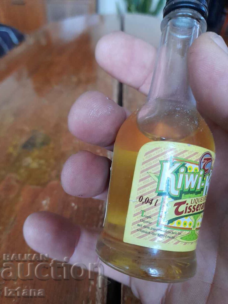 Auction  An old bottle of Kiwi liqueur