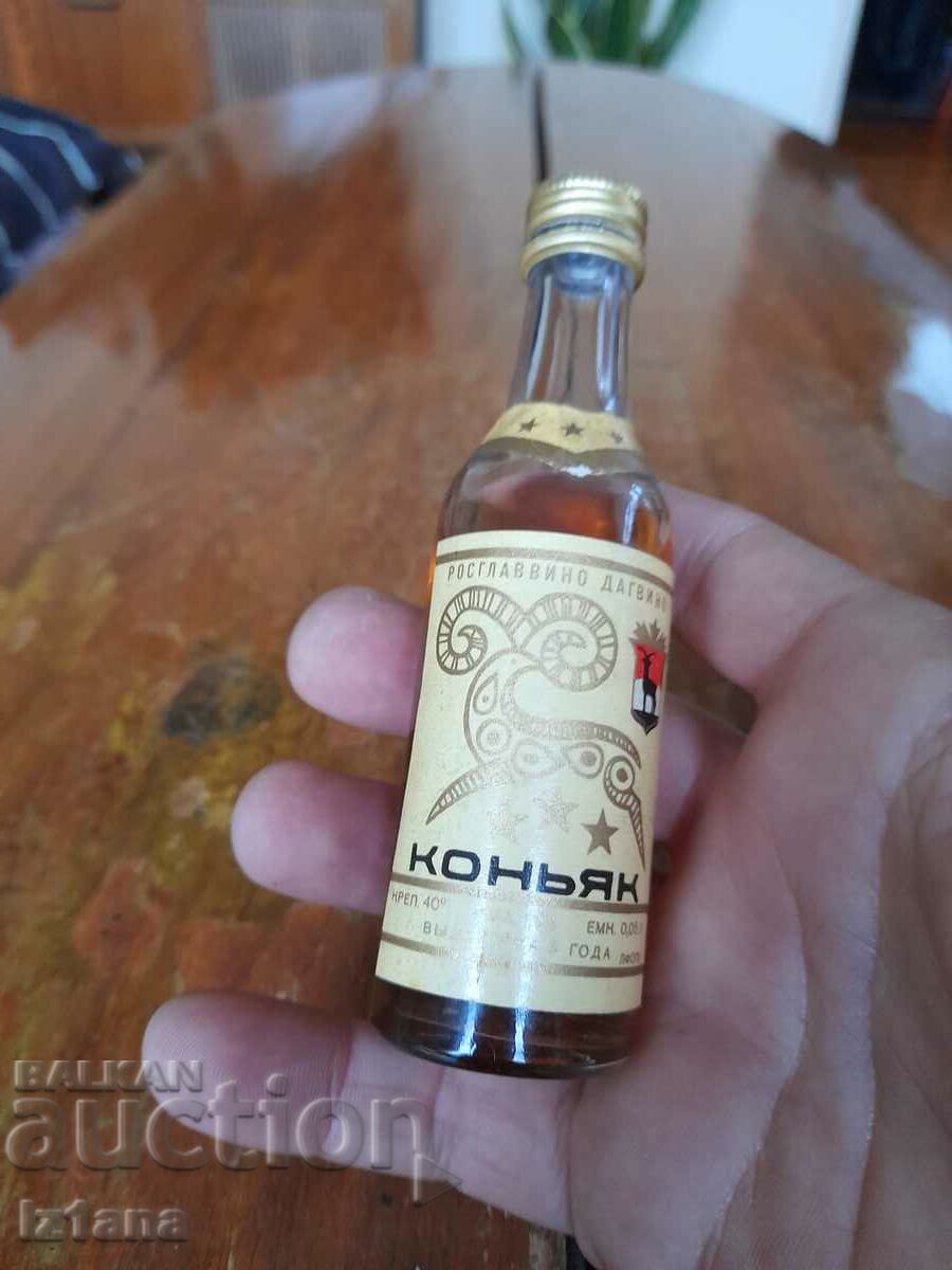 Стара бутилка Руски Коняк с цена 20.00 лв. | € 10.23 Стара бутилка Руски Коняк с цена 20.00 лв. | € 10.23