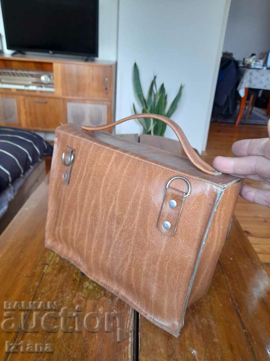 Livrarea Trusă de prim ajutor pentru mașină veche