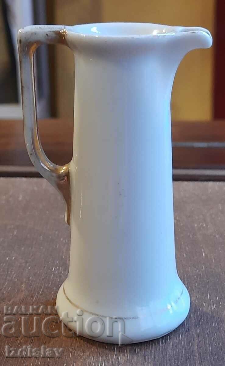 Auction A small porcelain jug Auction A small porcelain jug