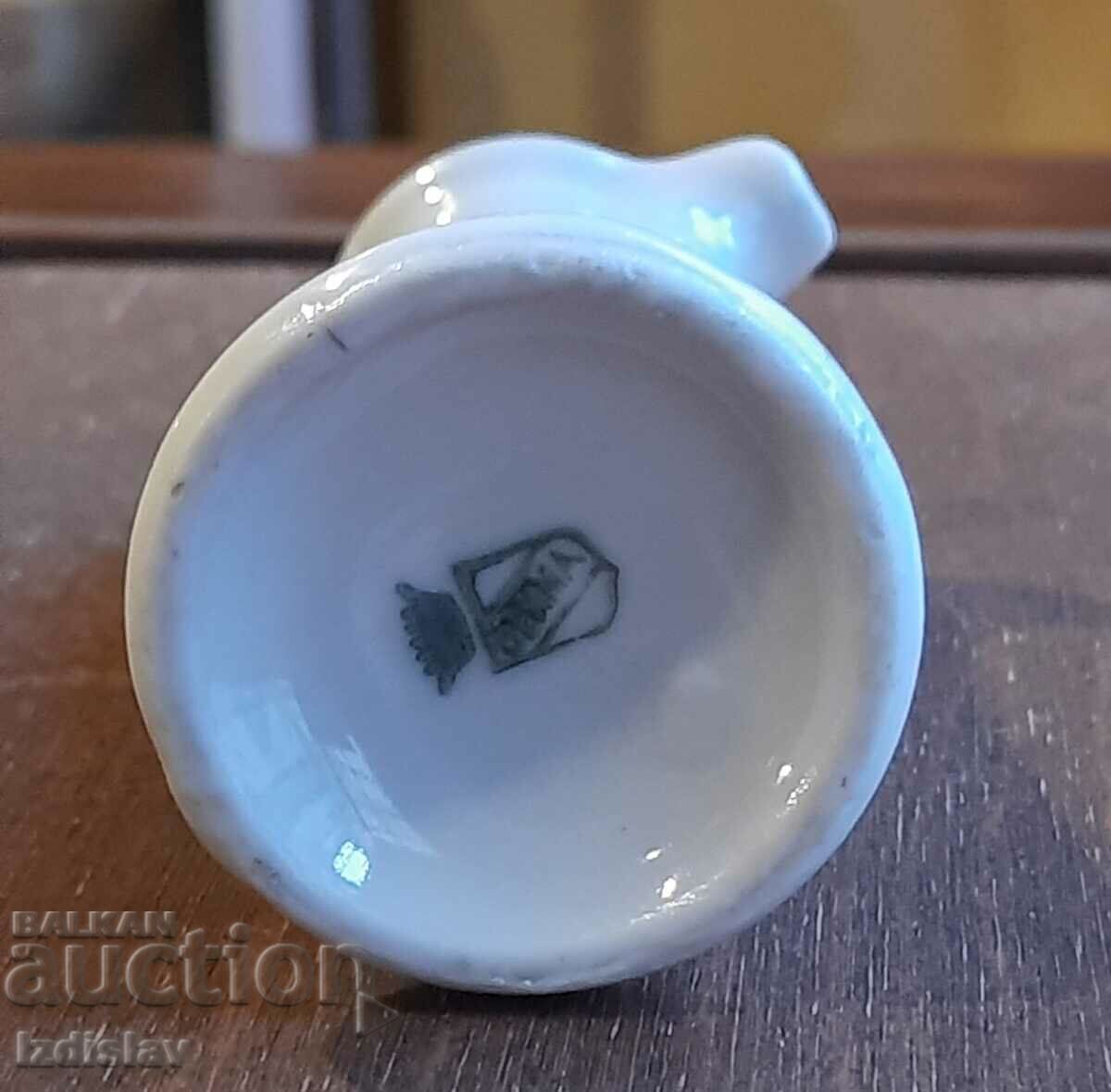 A small porcelain jug - 5 A small porcelain jug - 5