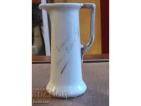 O cană mică de porțelan