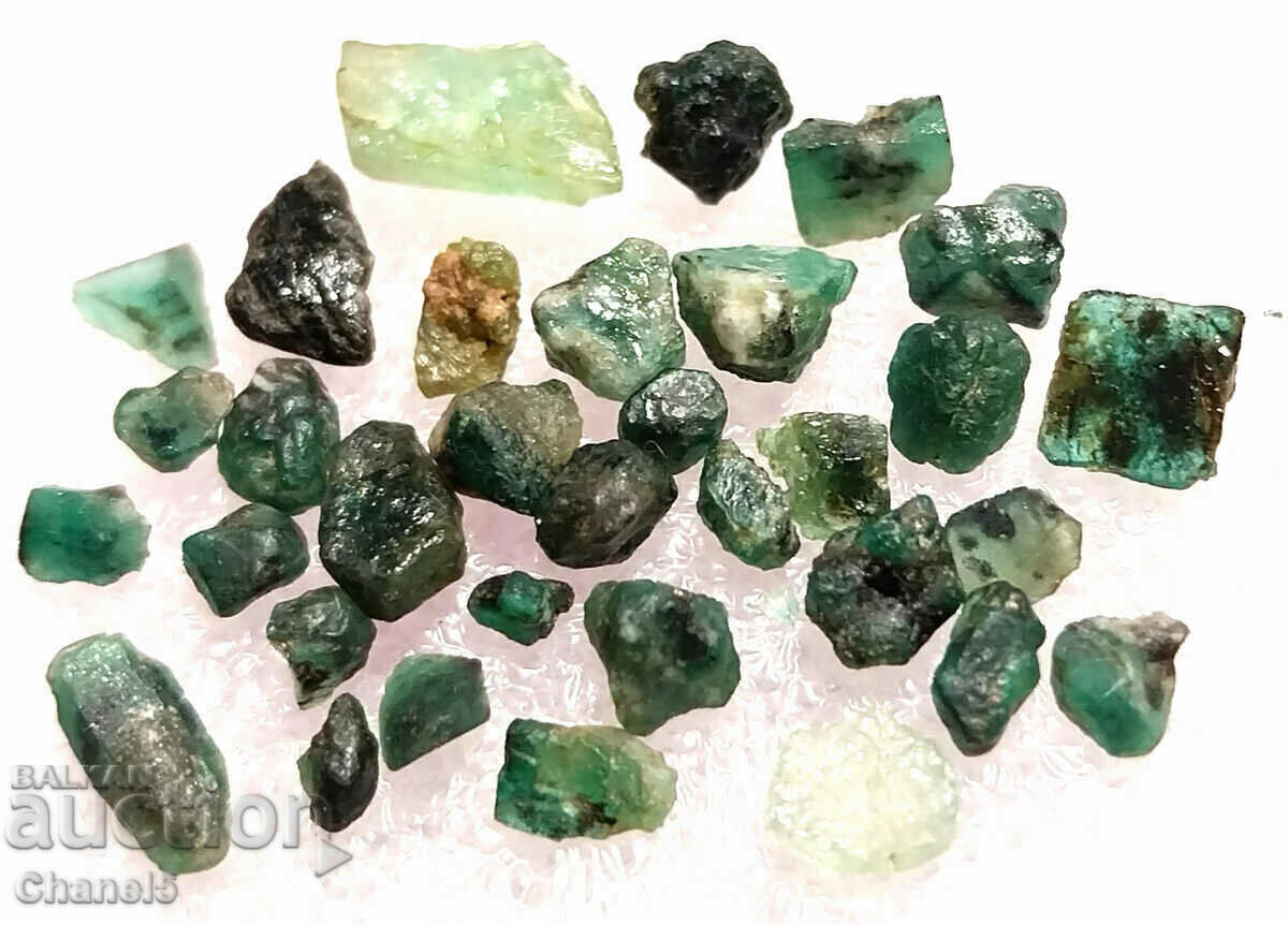 Auction NATURAL ROUGH EMERALDS - 15.00 carats (235) Auction NATURAL ROUGH EMERALDS - 15.00 carats (235)