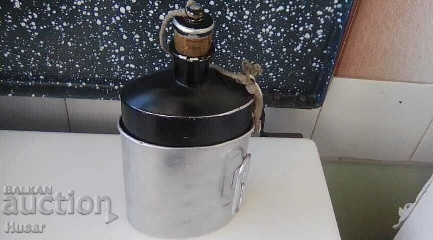 Швейцарска военна манерка + канче продавам Швейцарска военна манерка + канче продавам