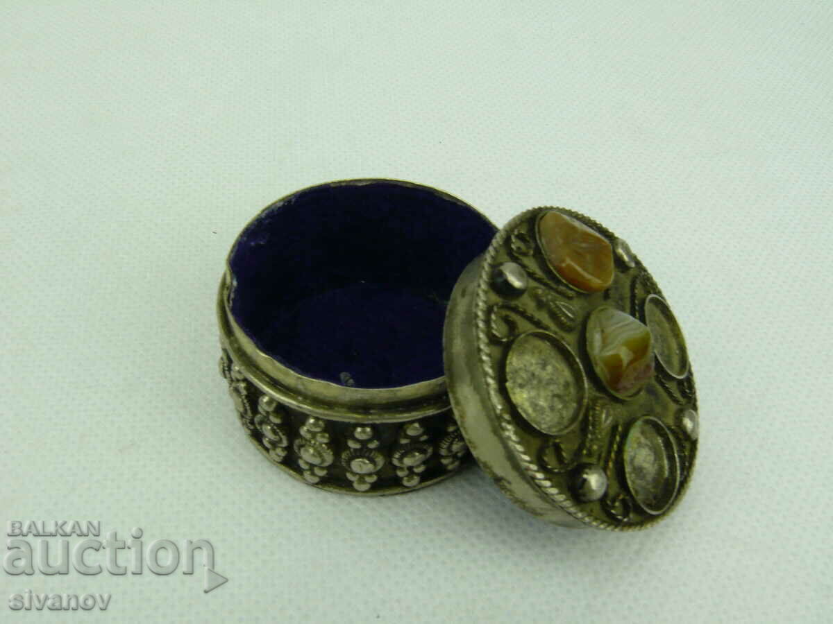 Cutie metalică veche #2395 cu preț 14.99 BGN | € 7.66 Cutie metalică veche #2395 cu preț 14.99 BGN | € 7.66