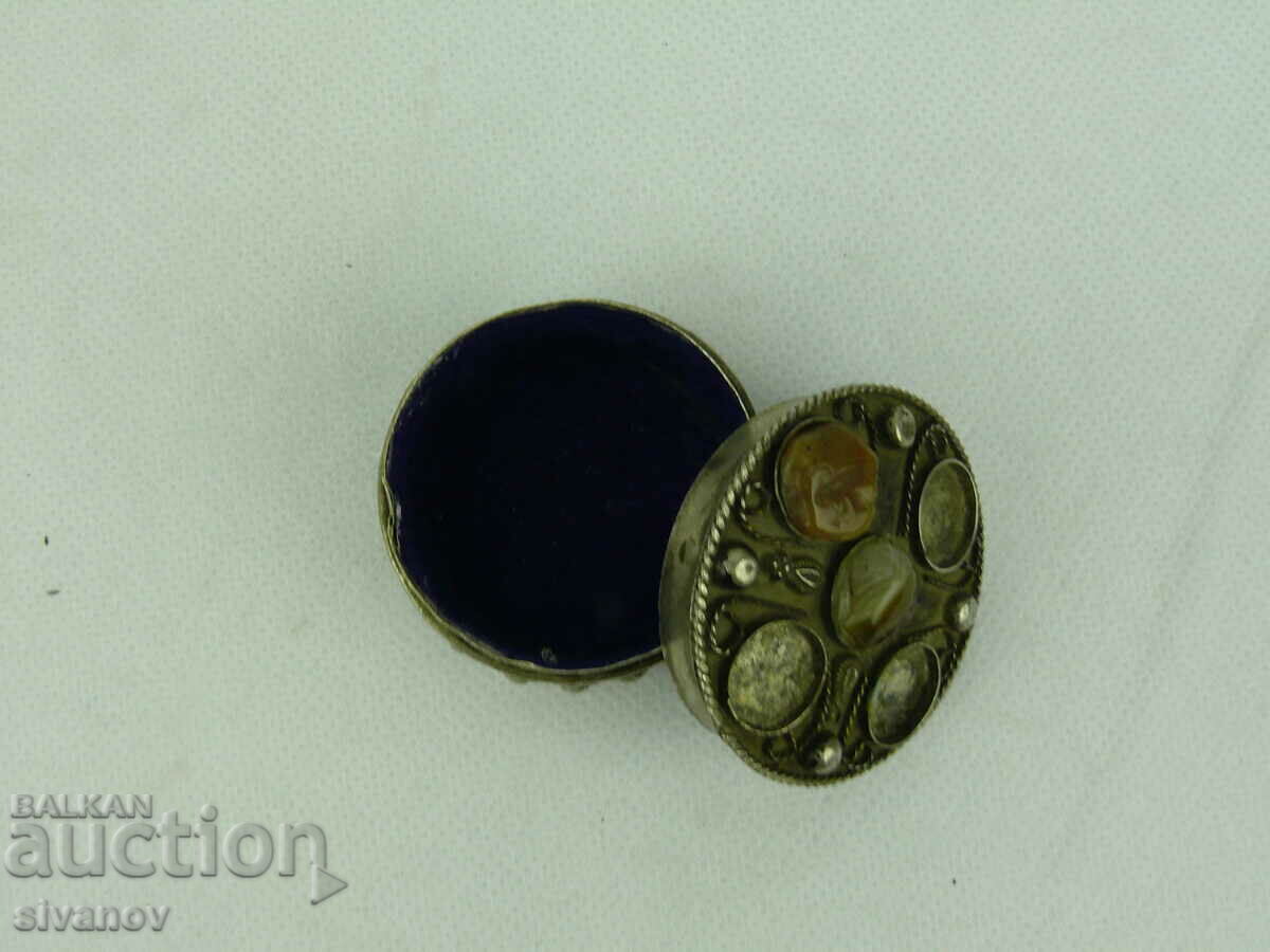 Licitație Cutie metalică veche #2395 Licitație Cutie metalică veche #2395