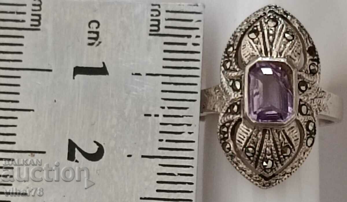 Auction  Women's silver ring