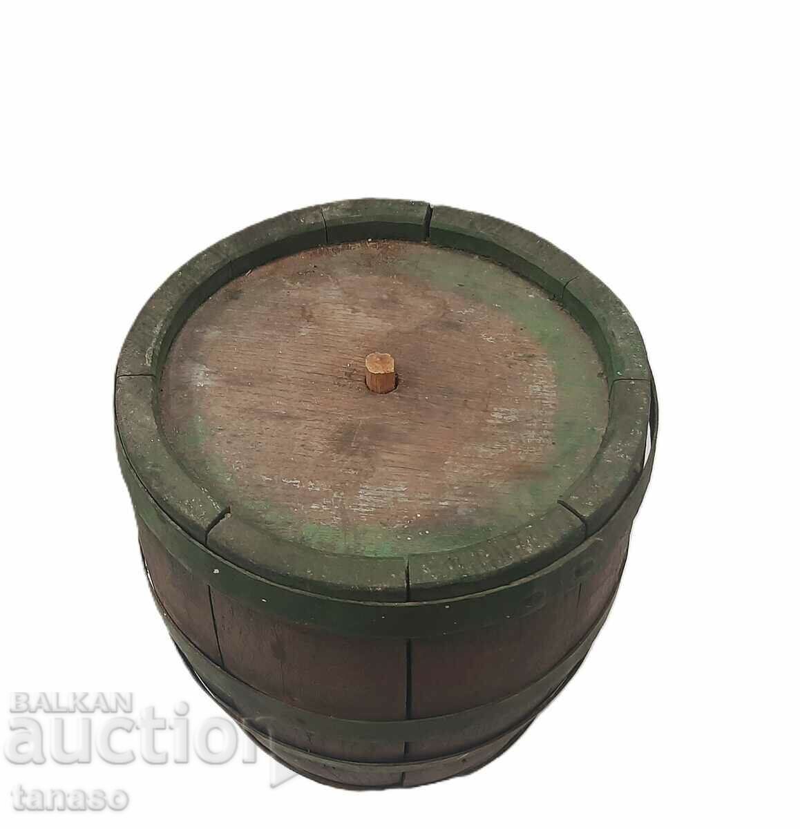 Butoi vechi de lemn mic, butoi, butoi(11.1) cu preț € 39.00 | 76.28 BGN Butoi vechi de lemn mic, butoi, butoi(11.1) cu preț € 39.00 | 76.28 BGN