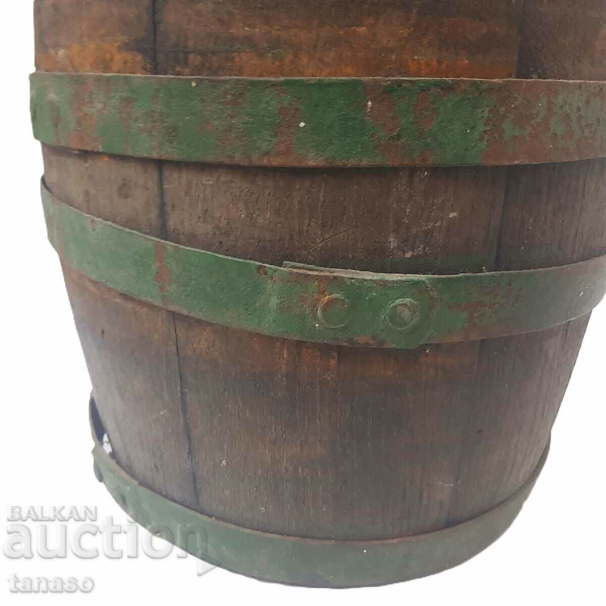 Livrarea Butoi vechi de lemn mic, butoi, butoi(11.1) Livrarea Butoi vechi de lemn mic, butoi, butoi(11.1)