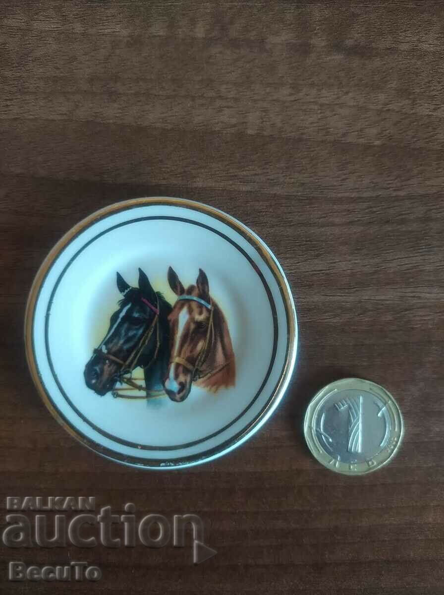 Delivery of Miniature saucer with horses Delivery of Miniature saucer with horses