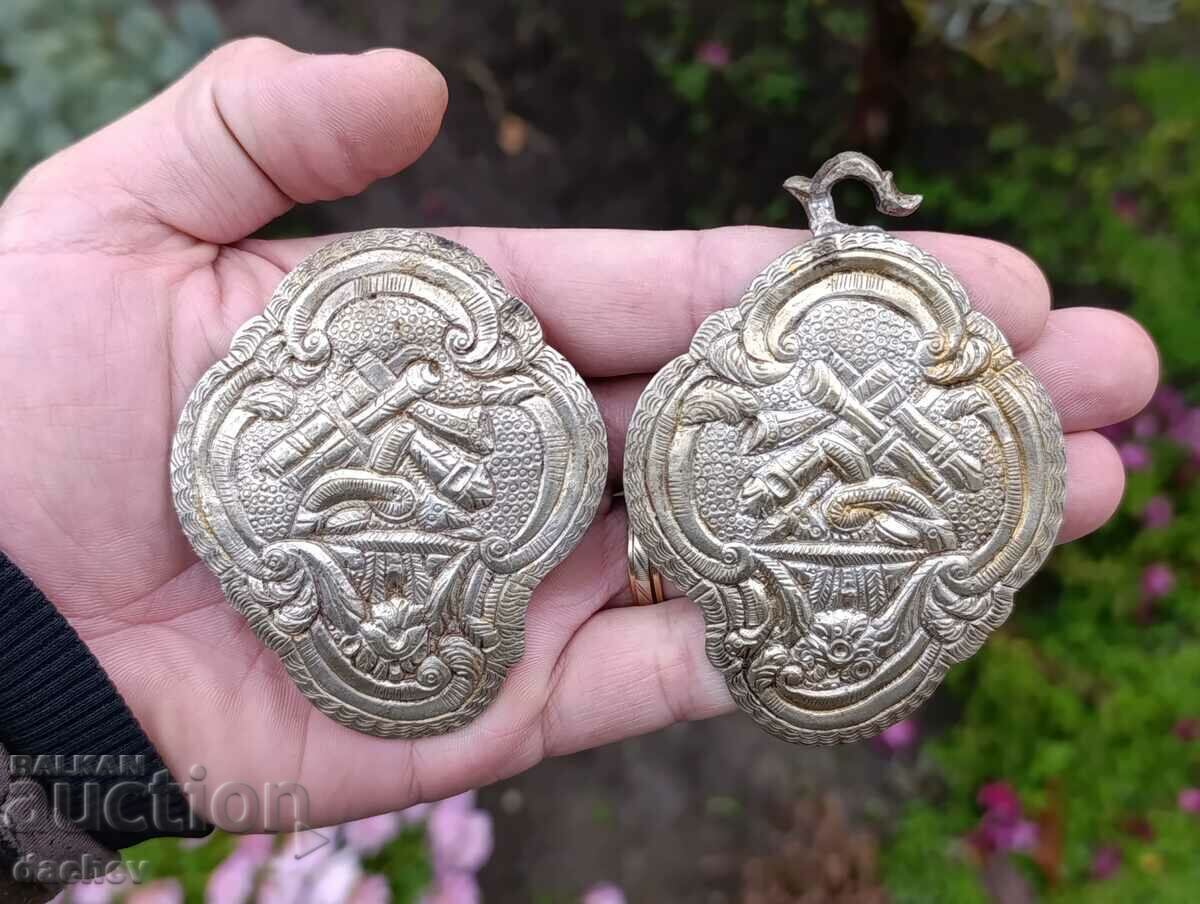 Delivery of Renaissance silver buckles, buckle belt, costume, 19th century