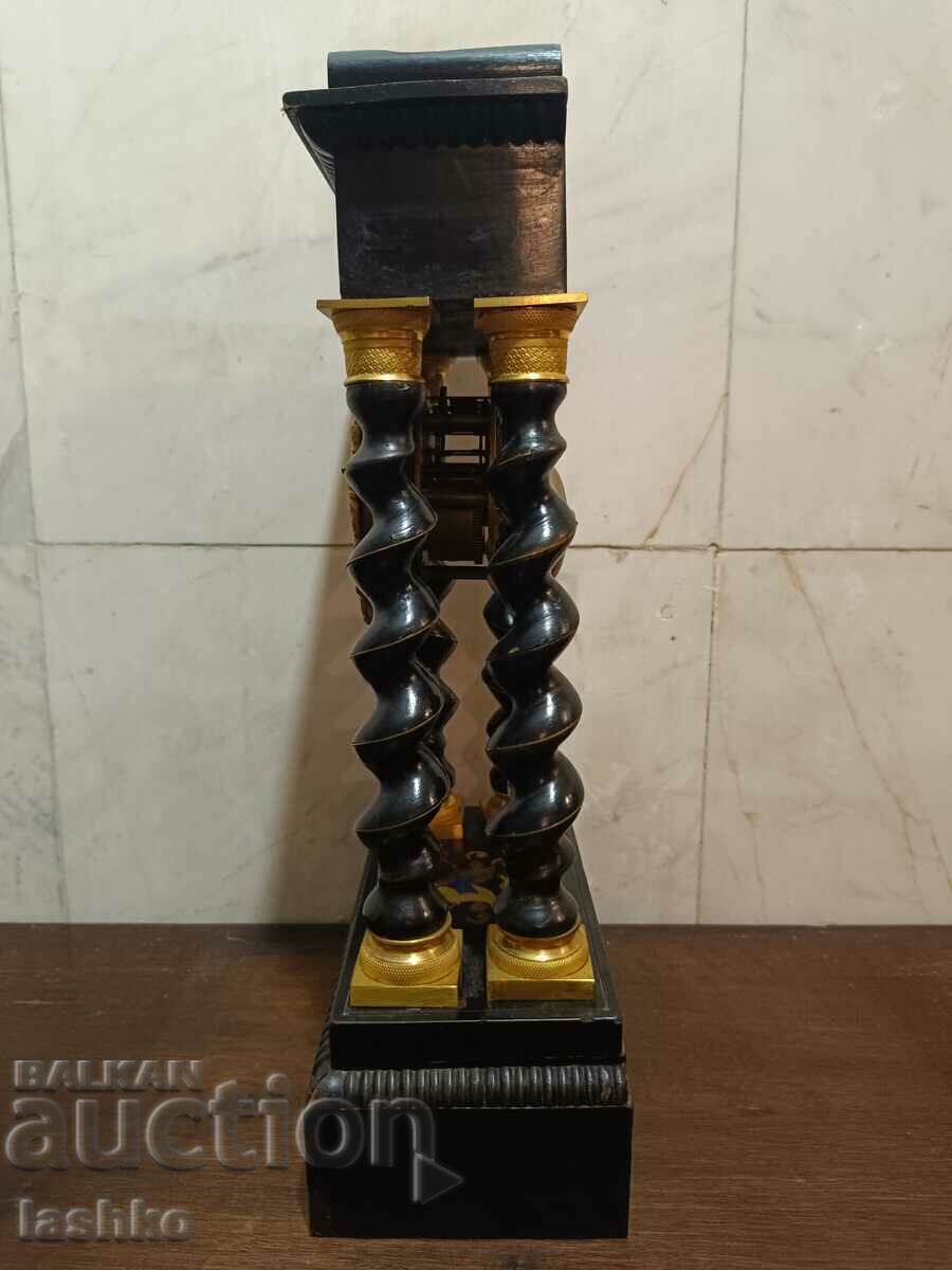 Παράδοση Ρολόι μαντελ Παράδοση Ρολόι μαντελ