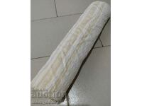 O rolă de material chenar țesut manual