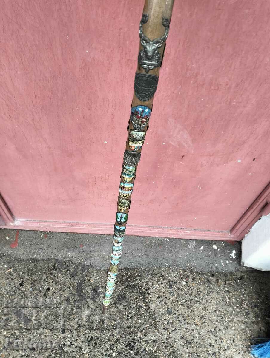 Auction A hiking cane with many badges Auction A hiking cane with many badges