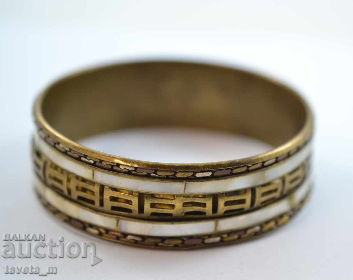 Bratara dama, bronz si sidef cu preț 15.00 BGN | € 7.67 Bratara dama, bronz si sidef cu preț 15.00 BGN | € 7.67