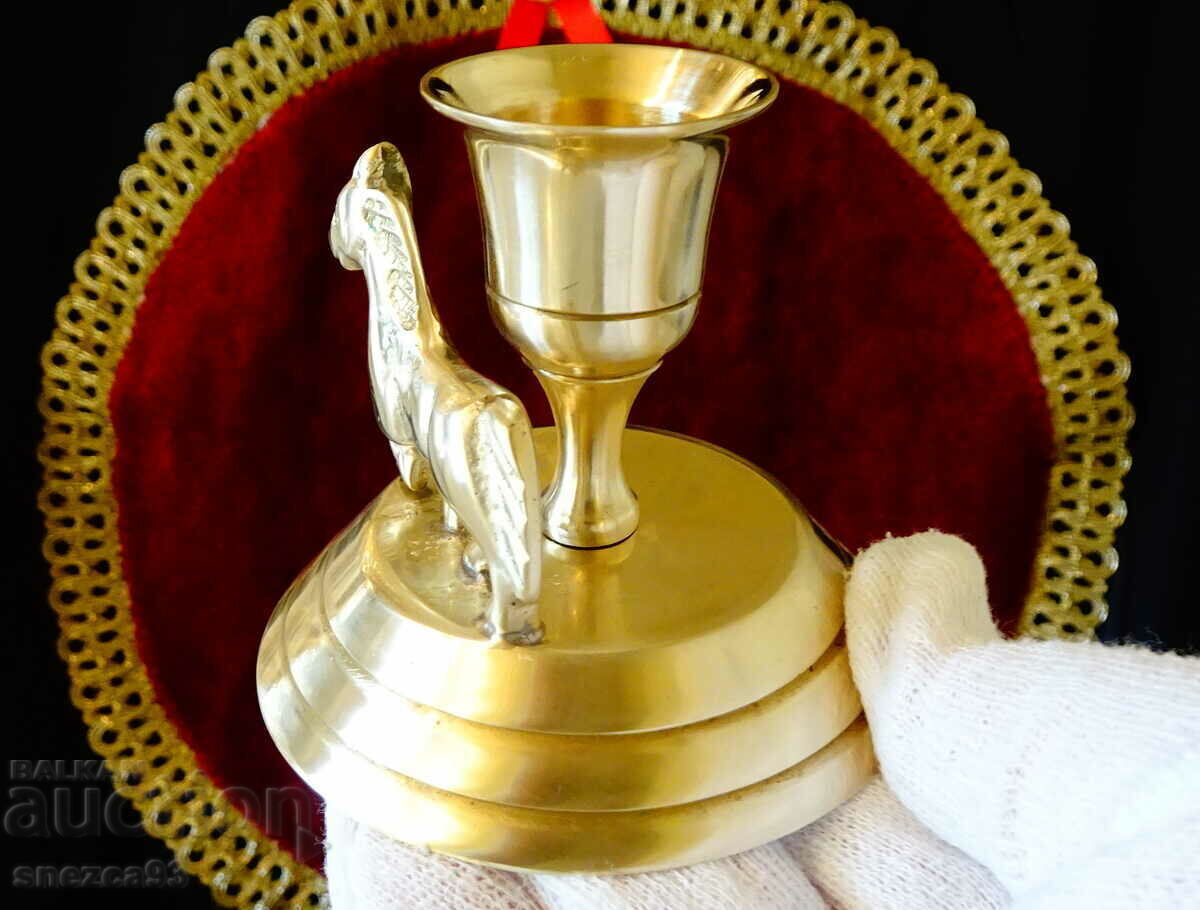 Παράδοση Χάλκινο κηροπήγιο με φιγούρα αλόγου, αγαλματίδιο αλόγου. Παράδοση Χάλκινο κηροπήγιο με φιγούρα αλόγου, αγαλματίδιο αλόγου.