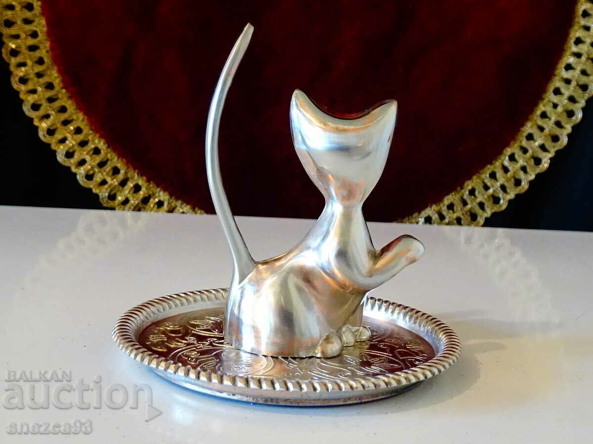 Δημοπρασία Επάργυρη φιγούρα γάτας, βάση κοσμήματος. Δημοπρασία Επάργυρη φιγούρα γάτας, βάση κοσμήματος.