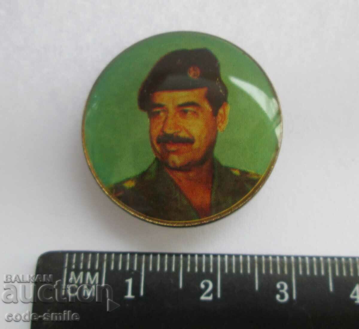 Licitație Vechi semn de insignă Saddam Hussein marcat original Licitație Vechi semn de insignă Saddam Hussein marcat original