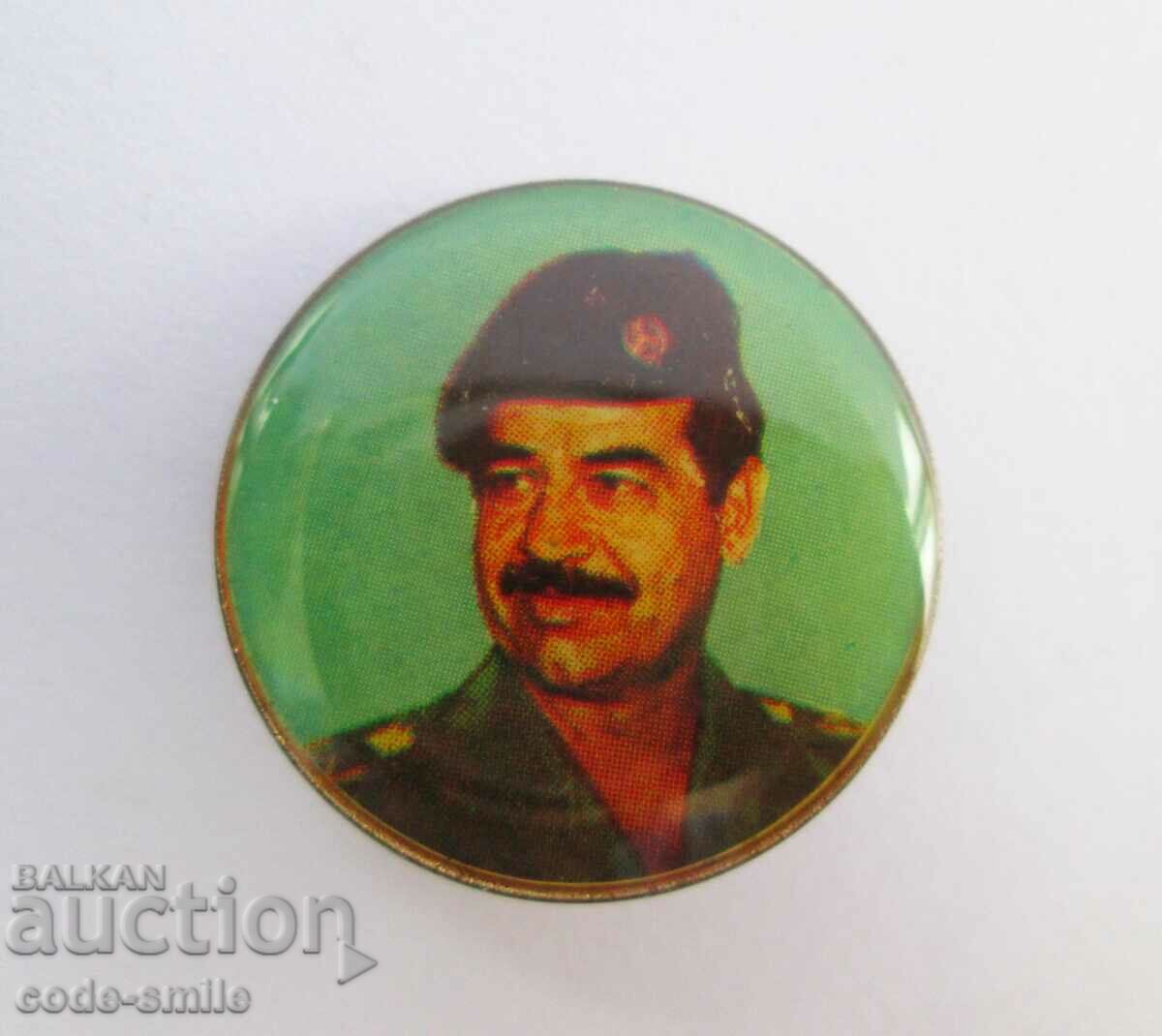 Livrarea Vechi semn de insignă Saddam Hussein marcat original Livrarea Vechi semn de insignă Saddam Hussein marcat original