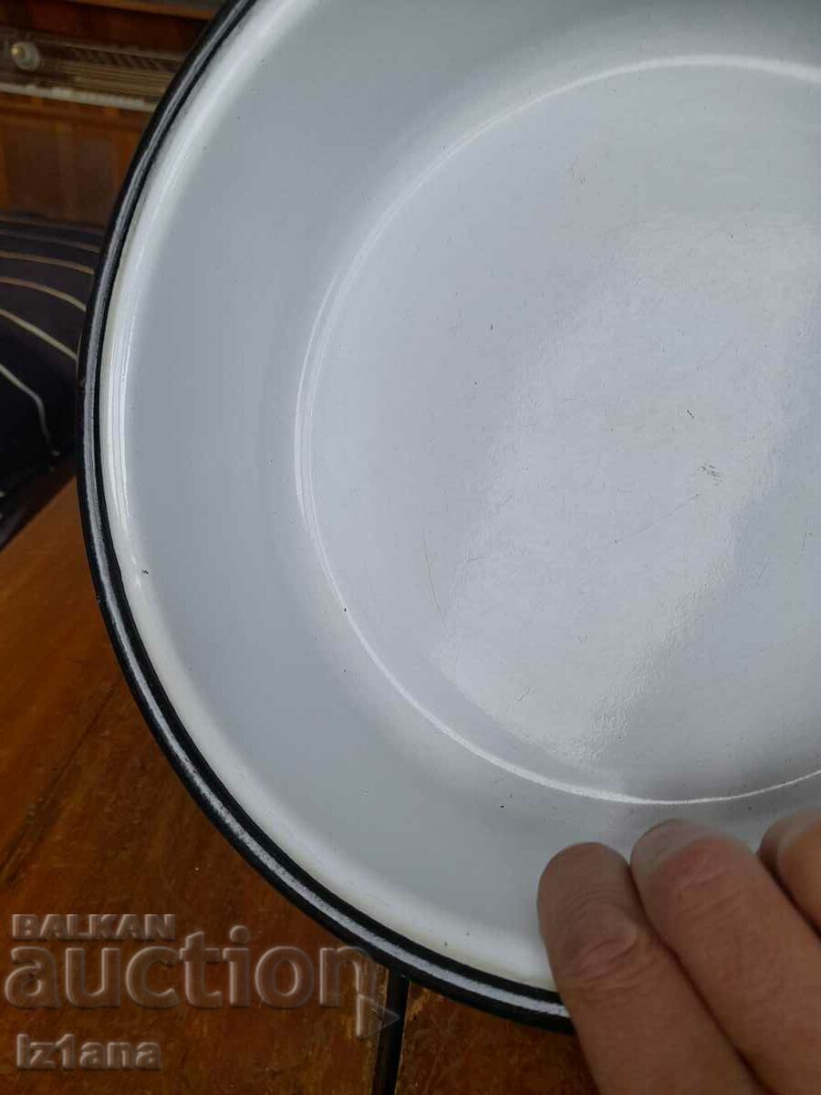 Delivery of Old enamel pot Delivery of Old enamel pot