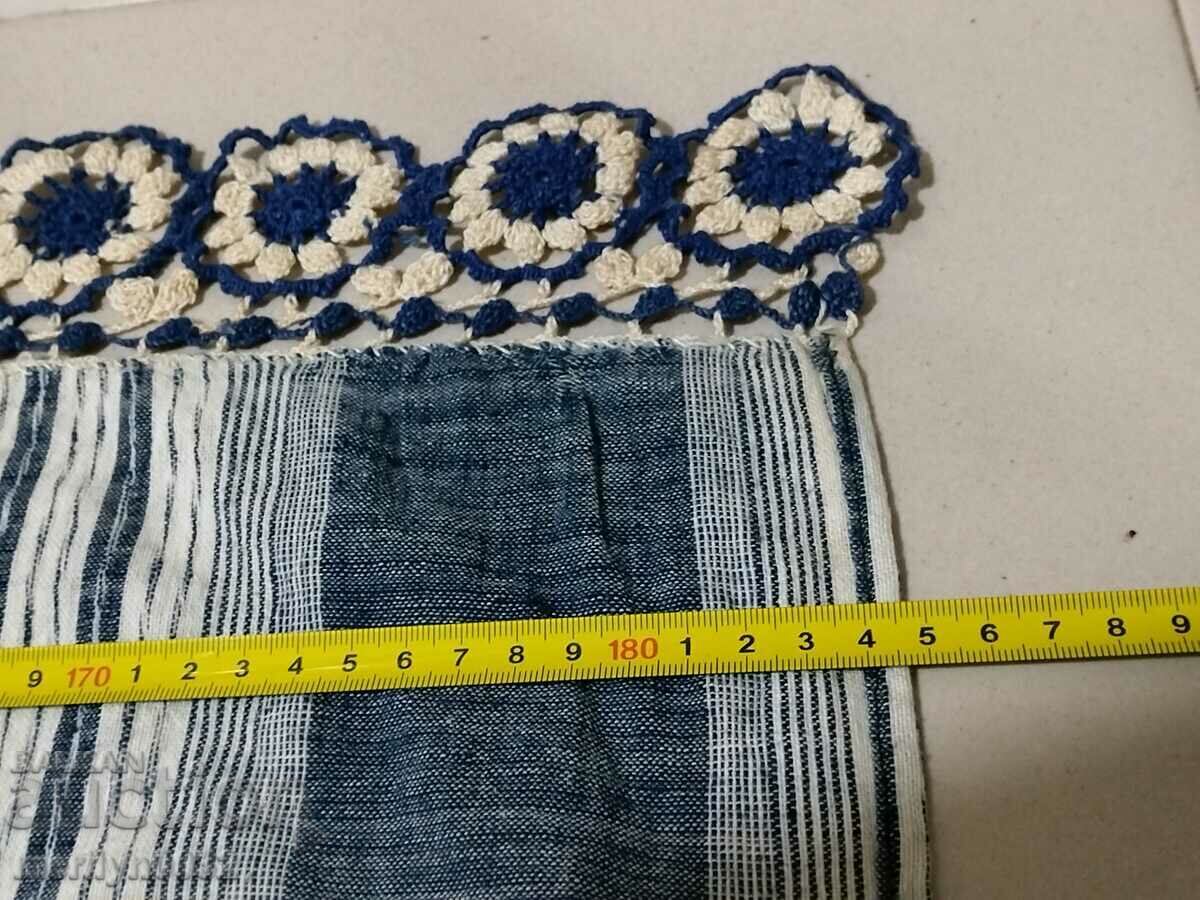 Licitație Cearșaf de pat vechi țesut manual, cu broderie din dantelă Licitație Cearșaf de pat vechi țesut manual, cu broderie din dantelă