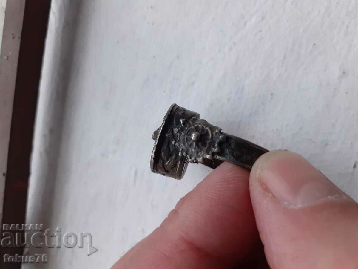Delivery of Old authentic renaissance silver ring