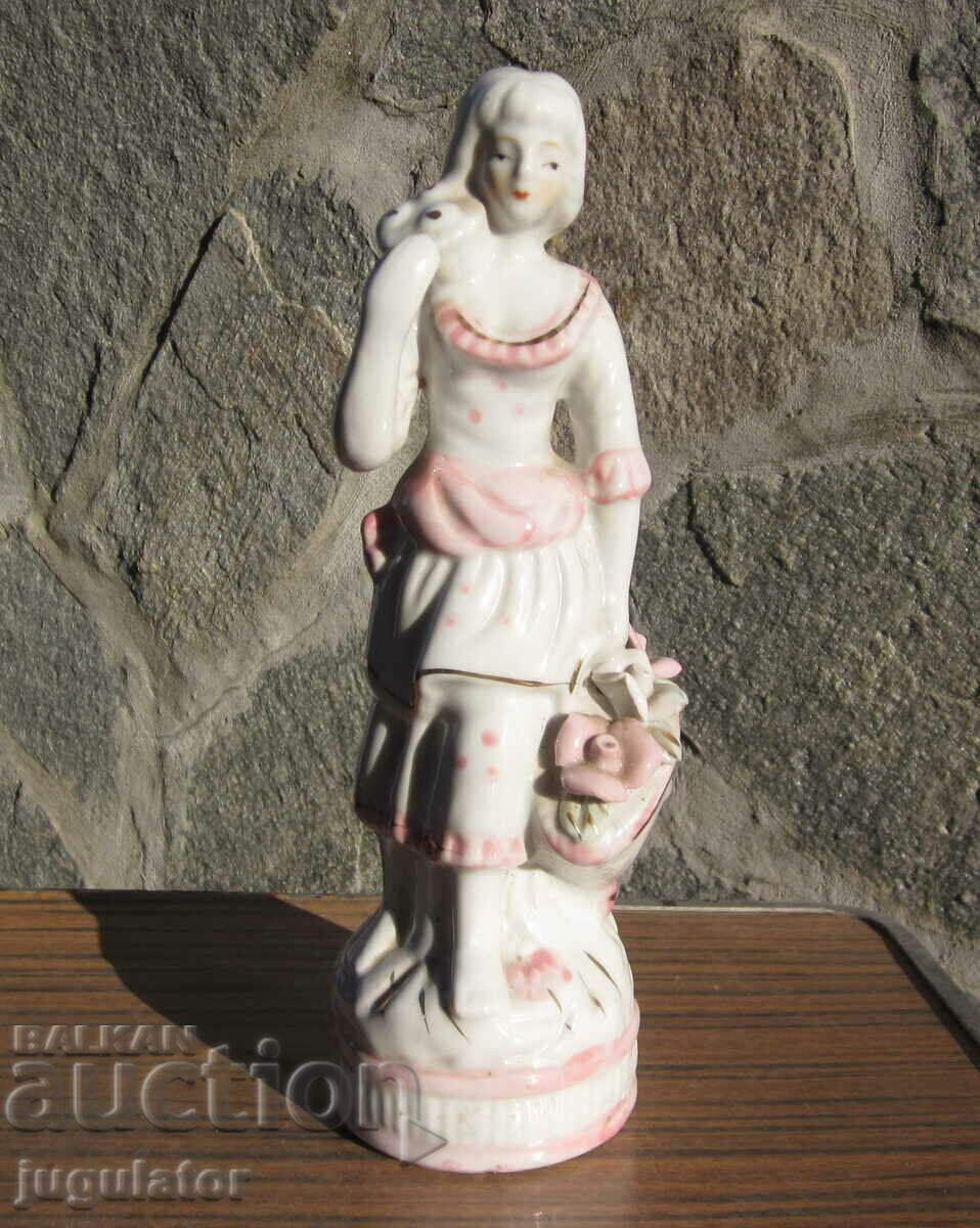 Old porcelain figure statuette woman with a basket of roses with price 60.00 BGN | € 30.68 Old porcelain figure statuette woman with a basket of roses with price 60.00 BGN | € 30.68