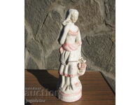 Παλιά πορσελάνινη φιγούρα αγαλματίδιο γυναίκα με καλάθι με τριαντάφυλλα