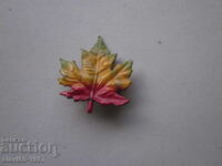 AUSTRIA MAPLE LEAF METAL BADGE !!!