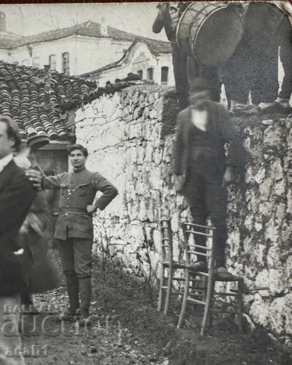 Фотография от Двора влизащи музиканти през зида с цена 11.99 лв. | € 6.13 Фотография от Двора влизащи музиканти през зида с цена 11.99 лв. | € 6.13