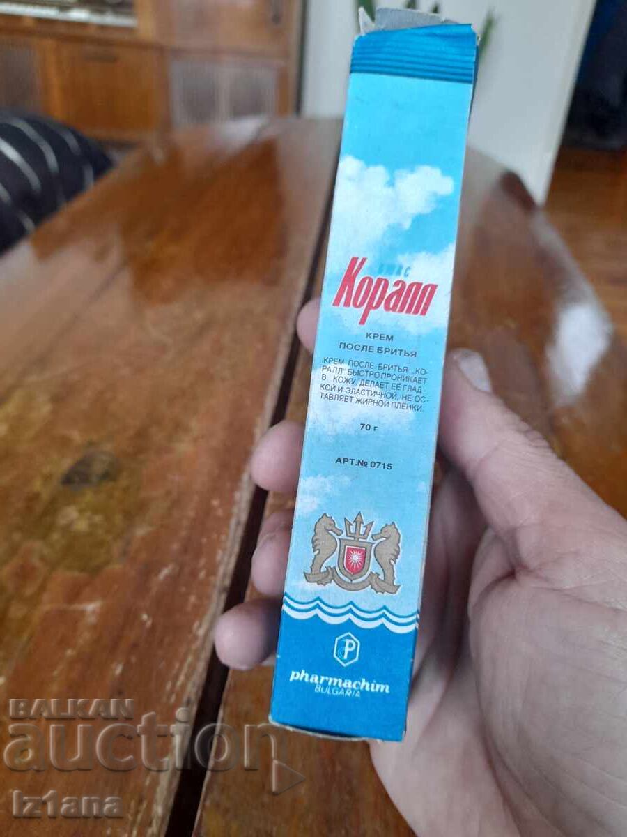 Licitație Un pachet vechi de cremă pentru după ras Coral Licitație Un pachet vechi de cremă pentru după ras Coral