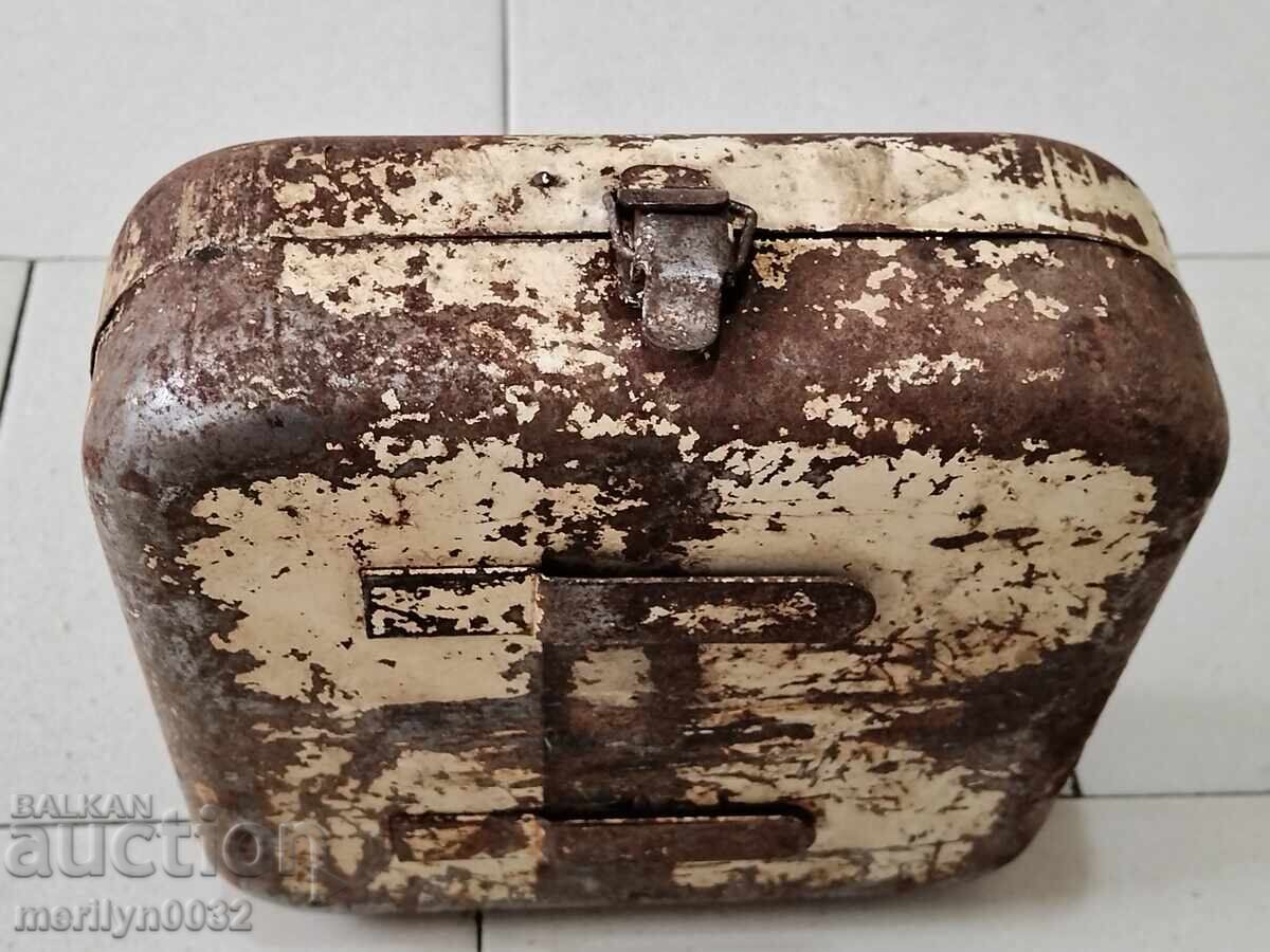 Παλιό μεταλλικό κιβώτιο πρώτων βοηθειών από όχημα μάχης με τιμή 44.00 BGN | € 22.50 Παλιό μεταλλικό κιβώτιο πρώτων βοηθειών από όχημα μάχης με τιμή 44.00 BGN | € 22.50