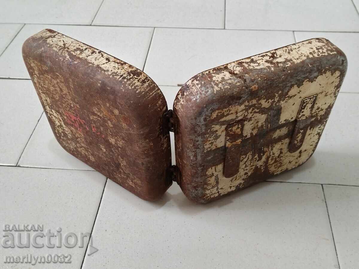 Δημοπρασία Παλιό μεταλλικό κιβώτιο πρώτων βοηθειών από όχημα μάχης Δημοπρασία Παλιό μεταλλικό κιβώτιο πρώτων βοηθειών από όχημα μάχης