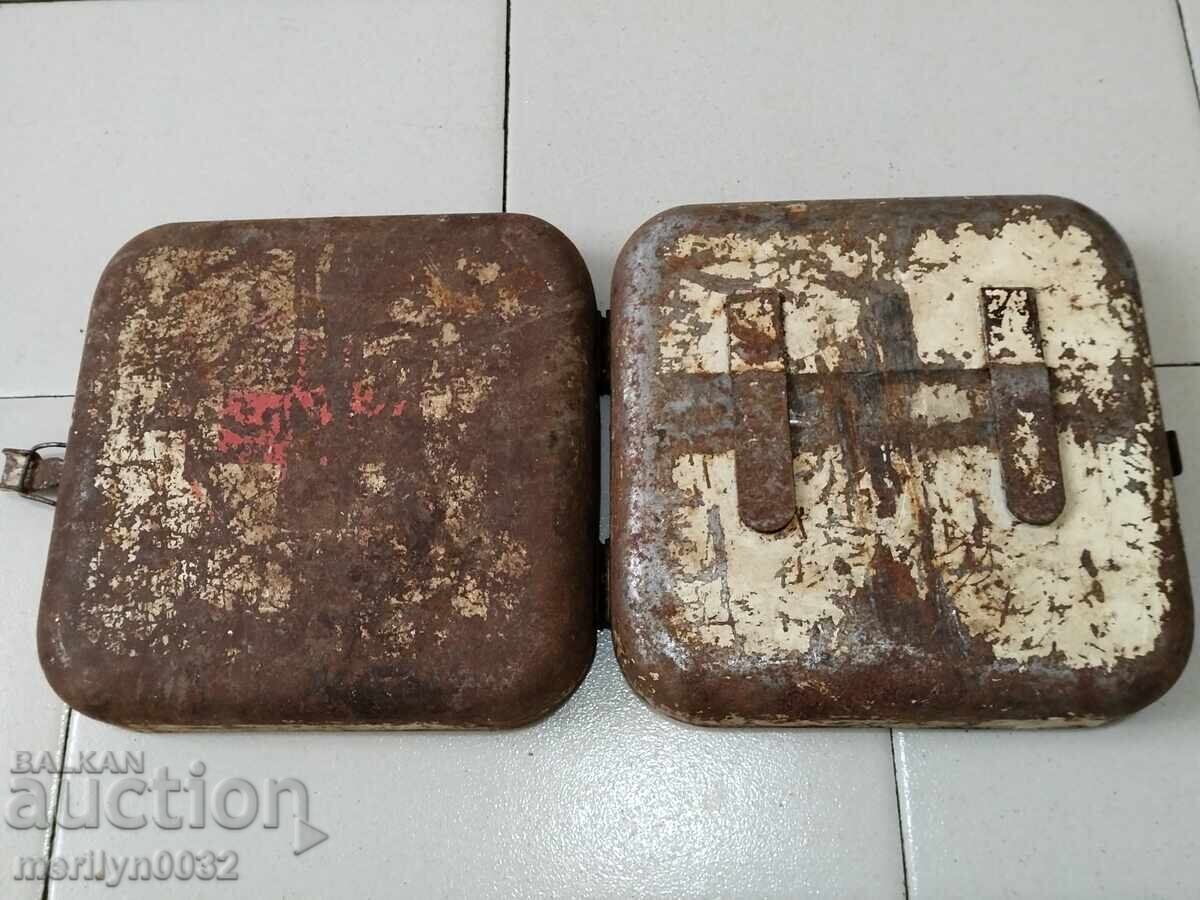 Παράδοση Παλιό μεταλλικό κιβώτιο πρώτων βοηθειών από όχημα μάχης Παράδοση Παλιό μεταλλικό κιβώτιο πρώτων βοηθειών από όχημα μάχης