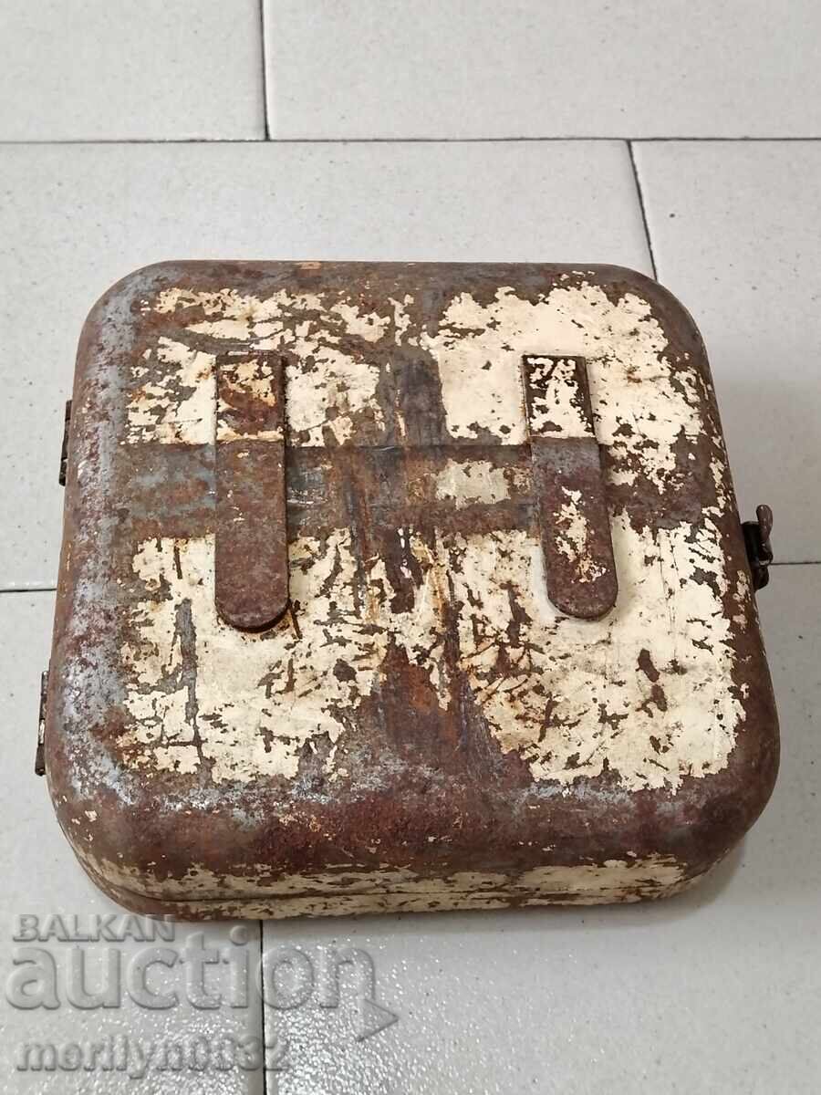 Παλιό μεταλλικό κιβώτιο πρώτων βοηθειών από όχημα μάχης - 7 Παλιό μεταλλικό κιβώτιο πρώτων βοηθειών από όχημα μάχης - 7