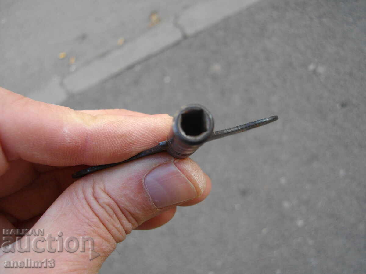 Auction  OLD KEY WALL OR FIREPLACE CLOCK KEY