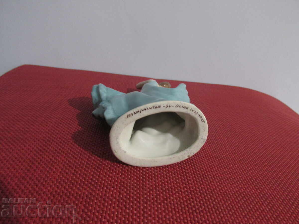 Delivery of Porcelain figurine Delivery of Porcelain figurine