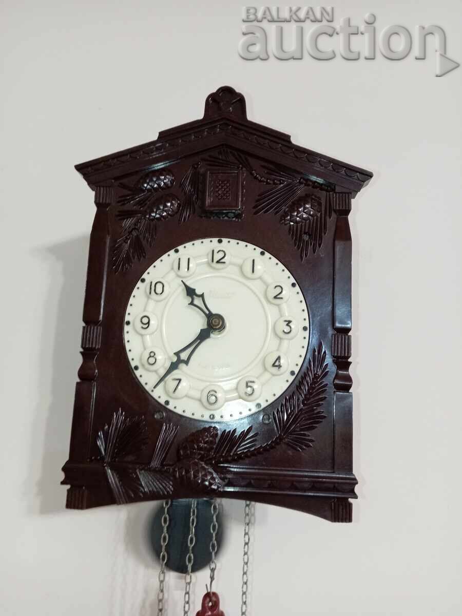 Auction Beacon wall clock with cuckoo cuckoo 70s Auction Beacon wall clock with cuckoo cuckoo 70s