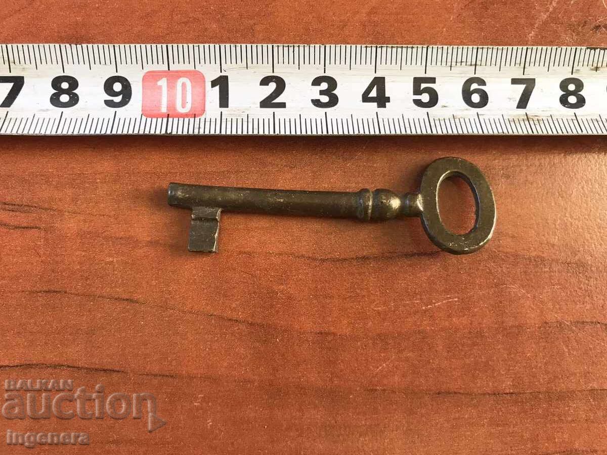 Delivery of ANTIQUE KEY FROM GRANDMOTHER AND GRANDFATHER'S CHESTS CUT PADLOCK Delivery of ANTIQUE KEY FROM GRANDMOTHER AND GRANDFATHER'S CHESTS CUT PADLOCK