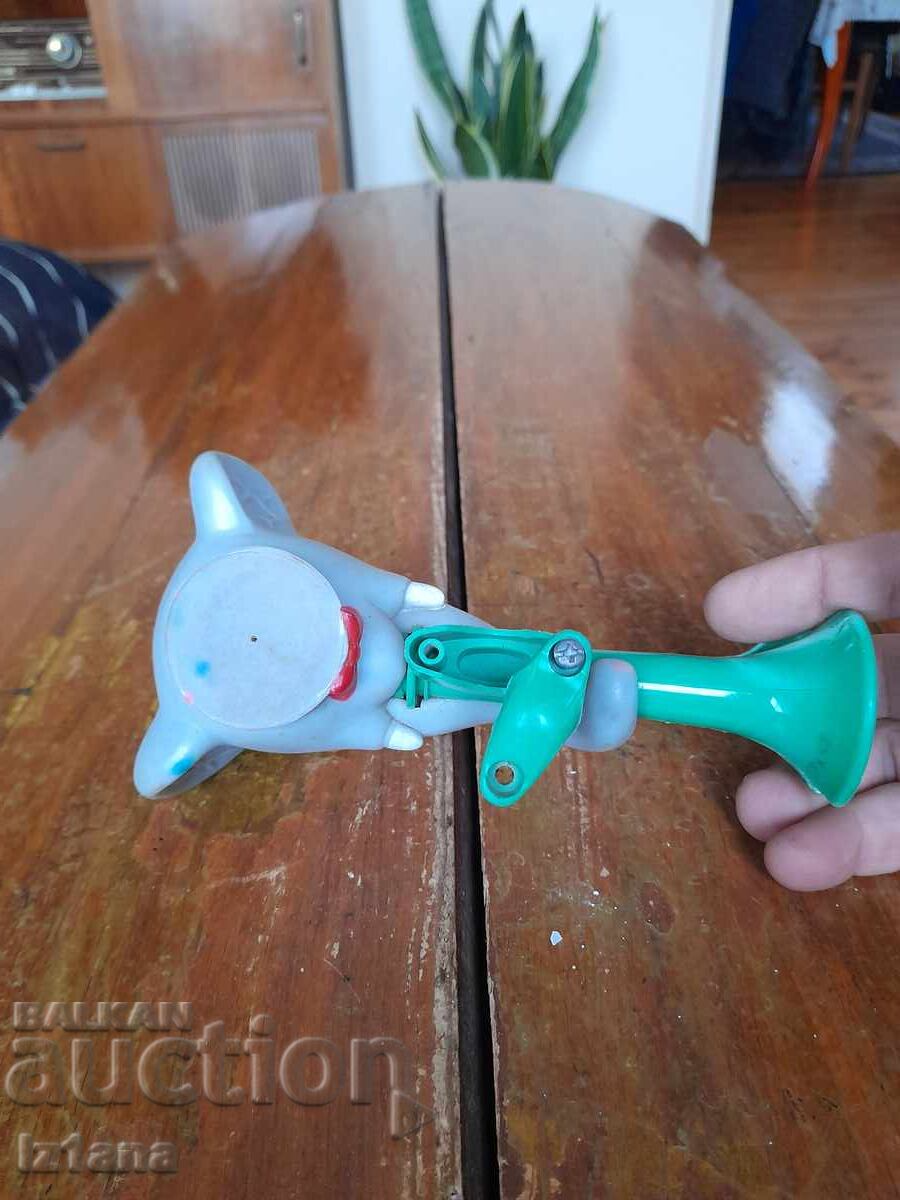 Delivery of Old horn for children's bicycle, wheel