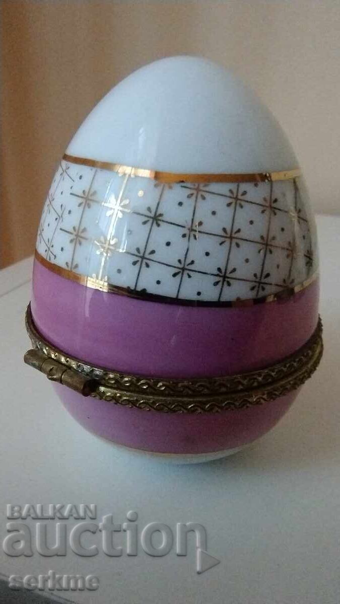 Porcelain figure with price 10.00 BGN | € 5.11 Porcelain figure with price 10.00 BGN | € 5.11