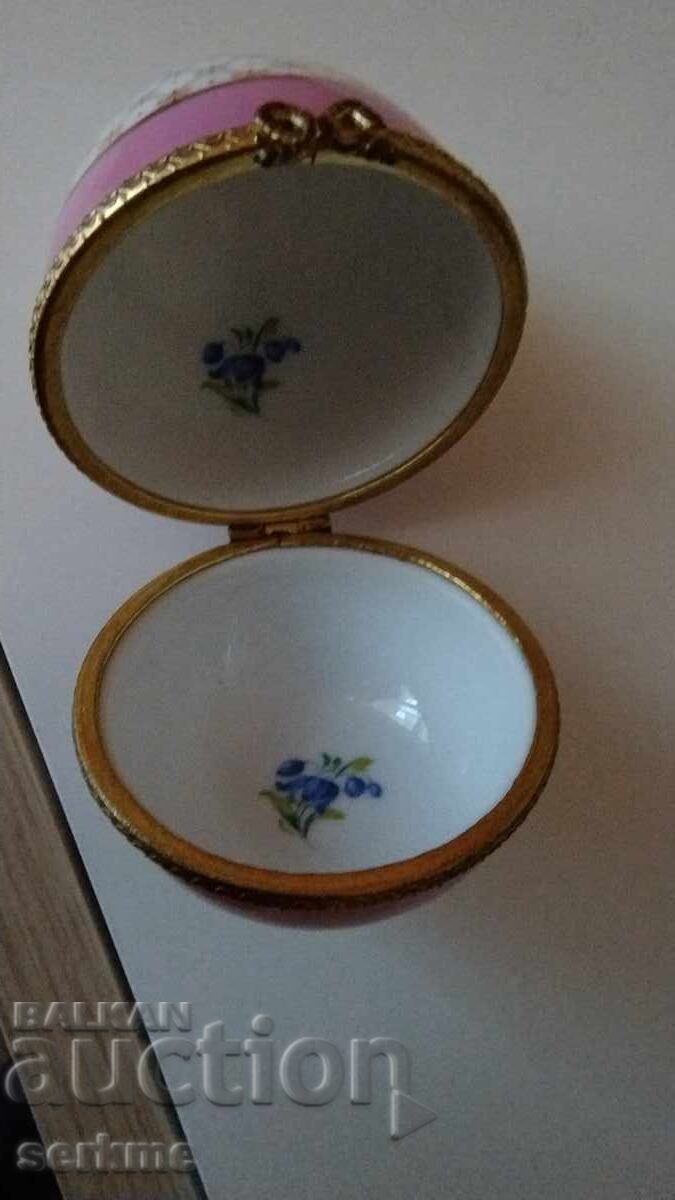 Auction Porcelain figure Auction Porcelain figure