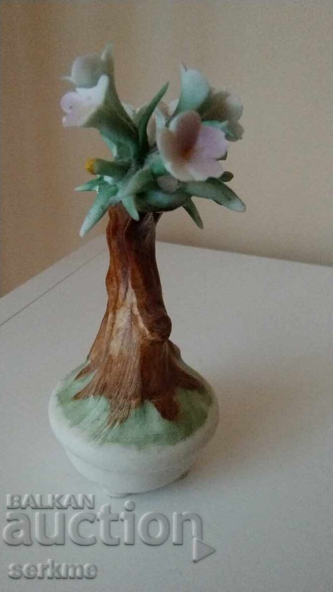 Porcelain figure with price 10.00 BGN | € 5.11