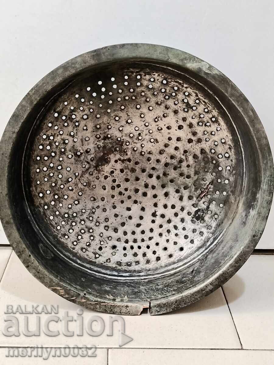 Османски бакърен гевгир меден съд, бакър цедка котел купел с цена 159.90 лв. | € 81.76 Османски бакърен гевгир меден съд, бакър цедка котел купел с цена 159.90 лв. | € 81.76