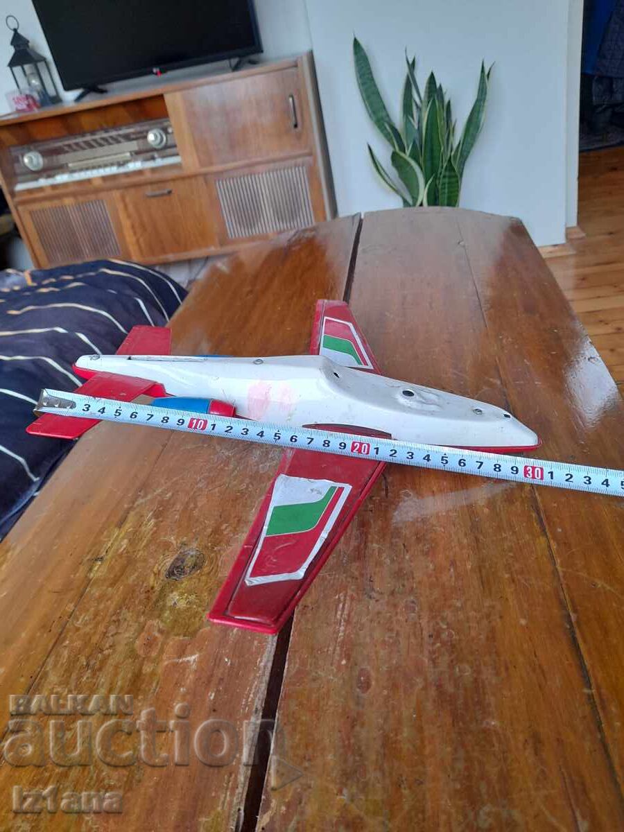 Δημοπρασία Ένα παλιό παιδικό παιχνίδι, ένα αεροπλάνο Δημοπρασία Ένα παλιό παιδικό παιχνίδι, ένα αεροπλάνο