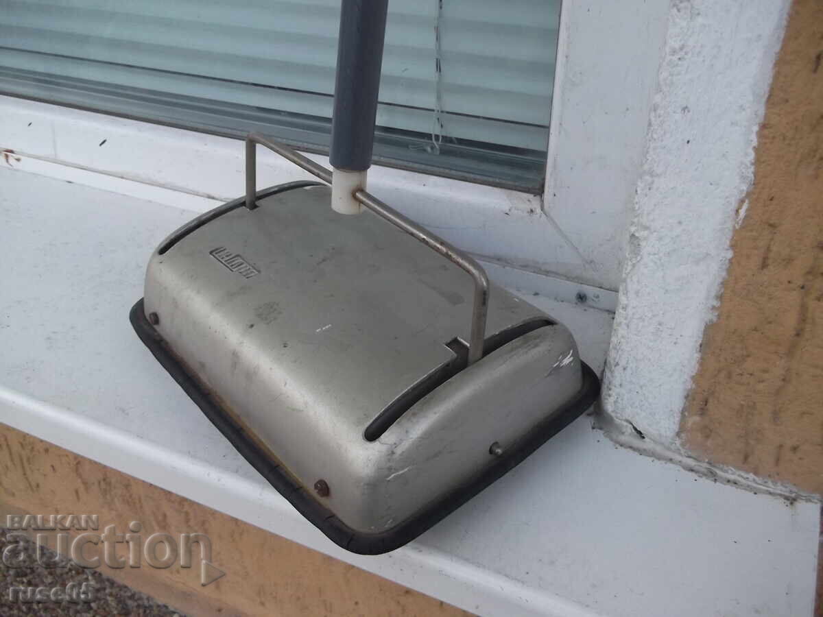 Auction "Record" manual floor cleaner, working from the stove Auction "Record" manual floor cleaner, working from the stove